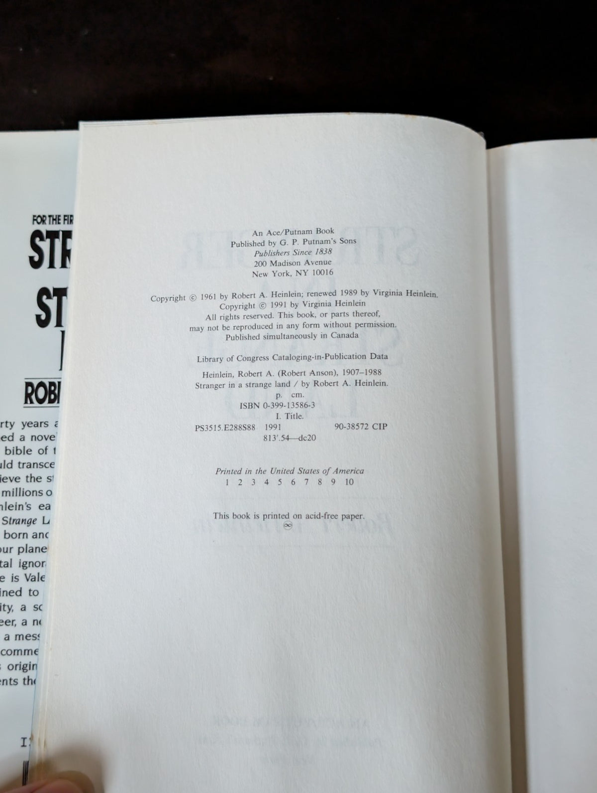Stranger in a Strange Land by Robert A. Heinlein (1991, Hardcover) -JD